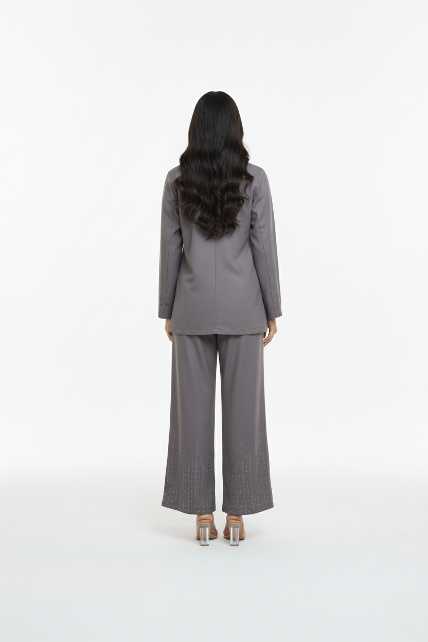 طقم نسائي بلمسة سترس