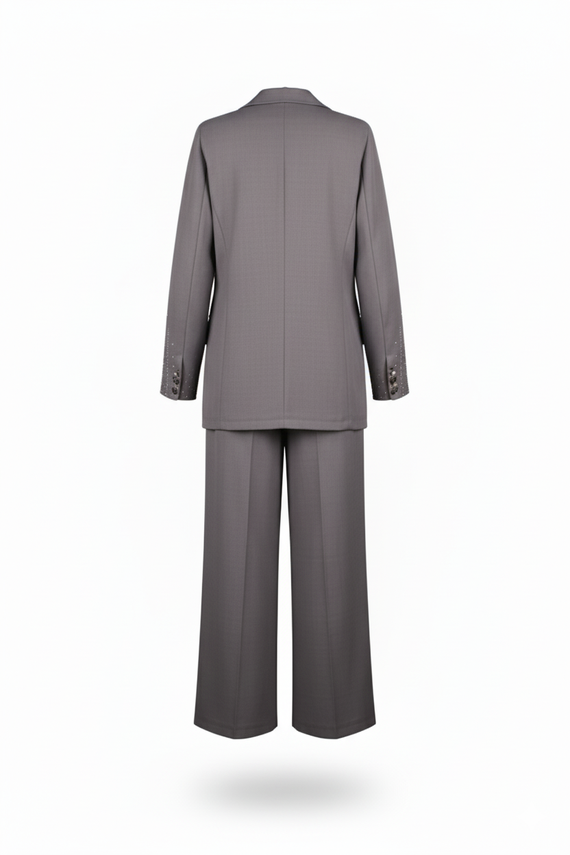 طقم نسائي بلمسة سترس